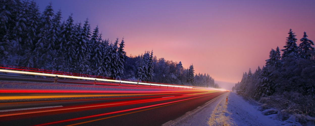 Eine Winterstraße im Sonnenuntergang.